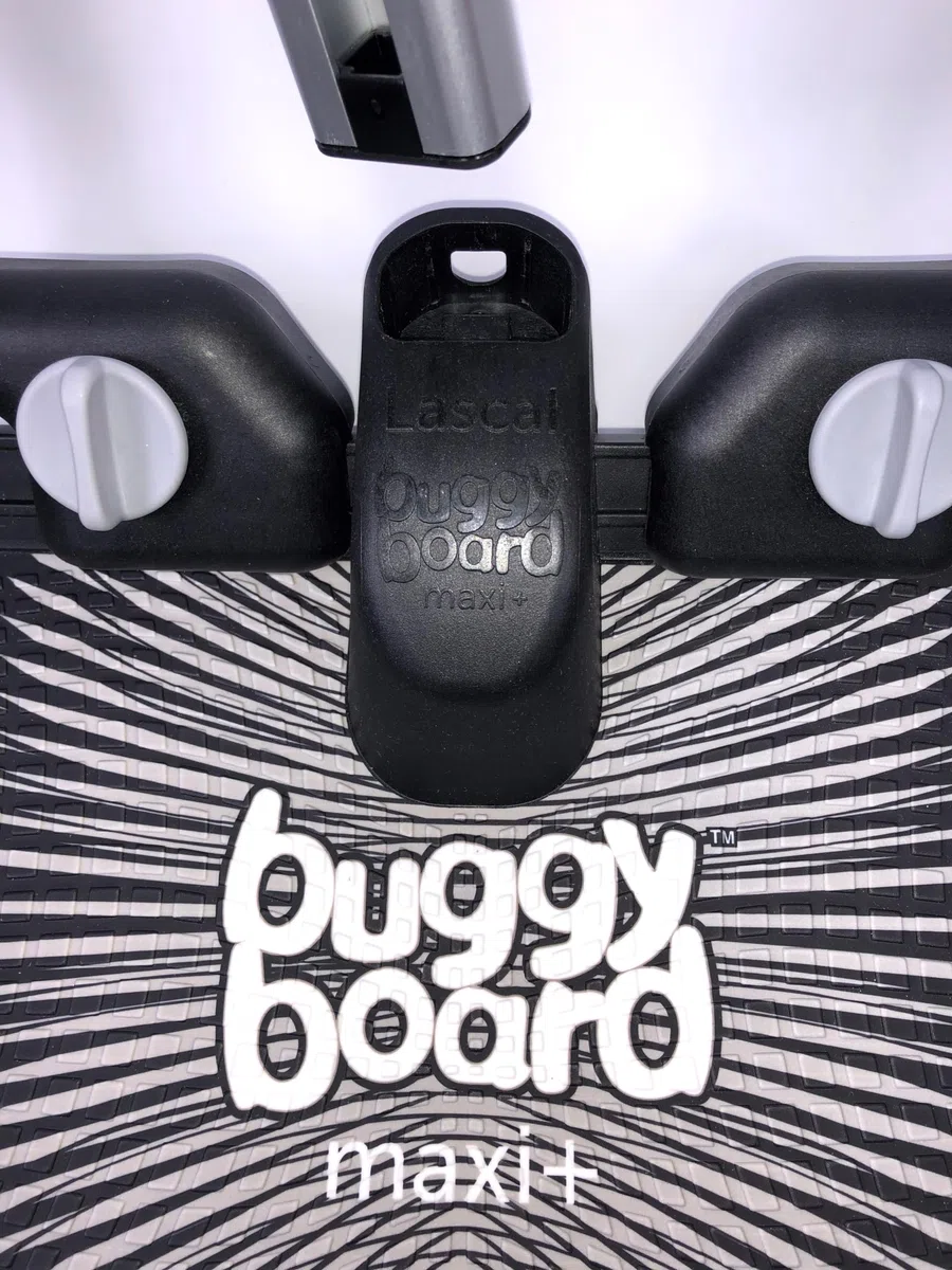 Lascal BuggyBoard Maxi+, Kinderbuggy Trittbrett mit großer Stehfläche und Saddle, Kinderwagen Zubehör für Kinder von 2-6 Jahren (22 kg), kompatibel mit fast jedem Buggy, schwarz mit rotem Sattel