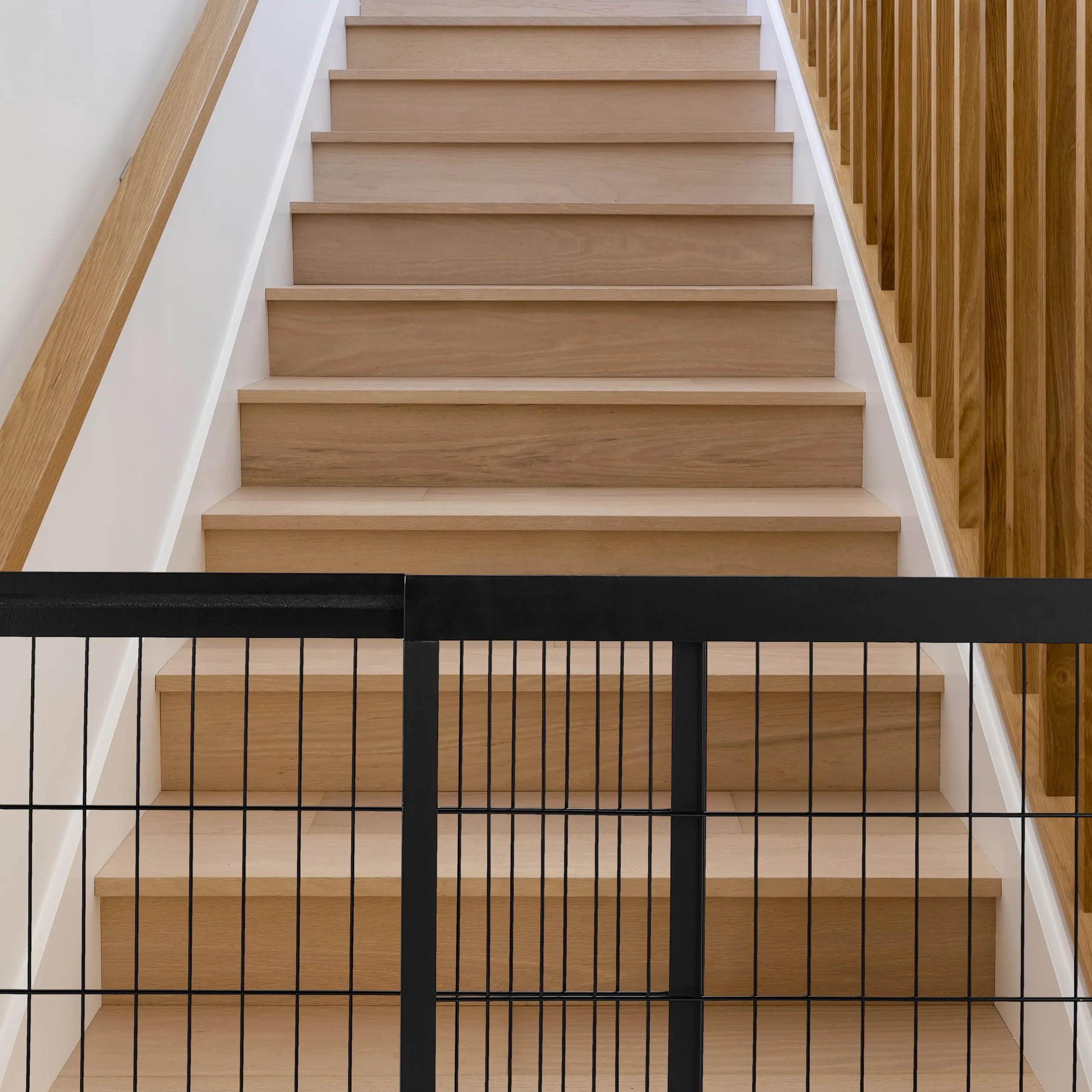 Relaxdays Absperrgitter, ausziehbares Schutzgitter, Treppe & Tür, HxB 56x70-108 cm, freistehend, Kinder & Hunde, schwarz