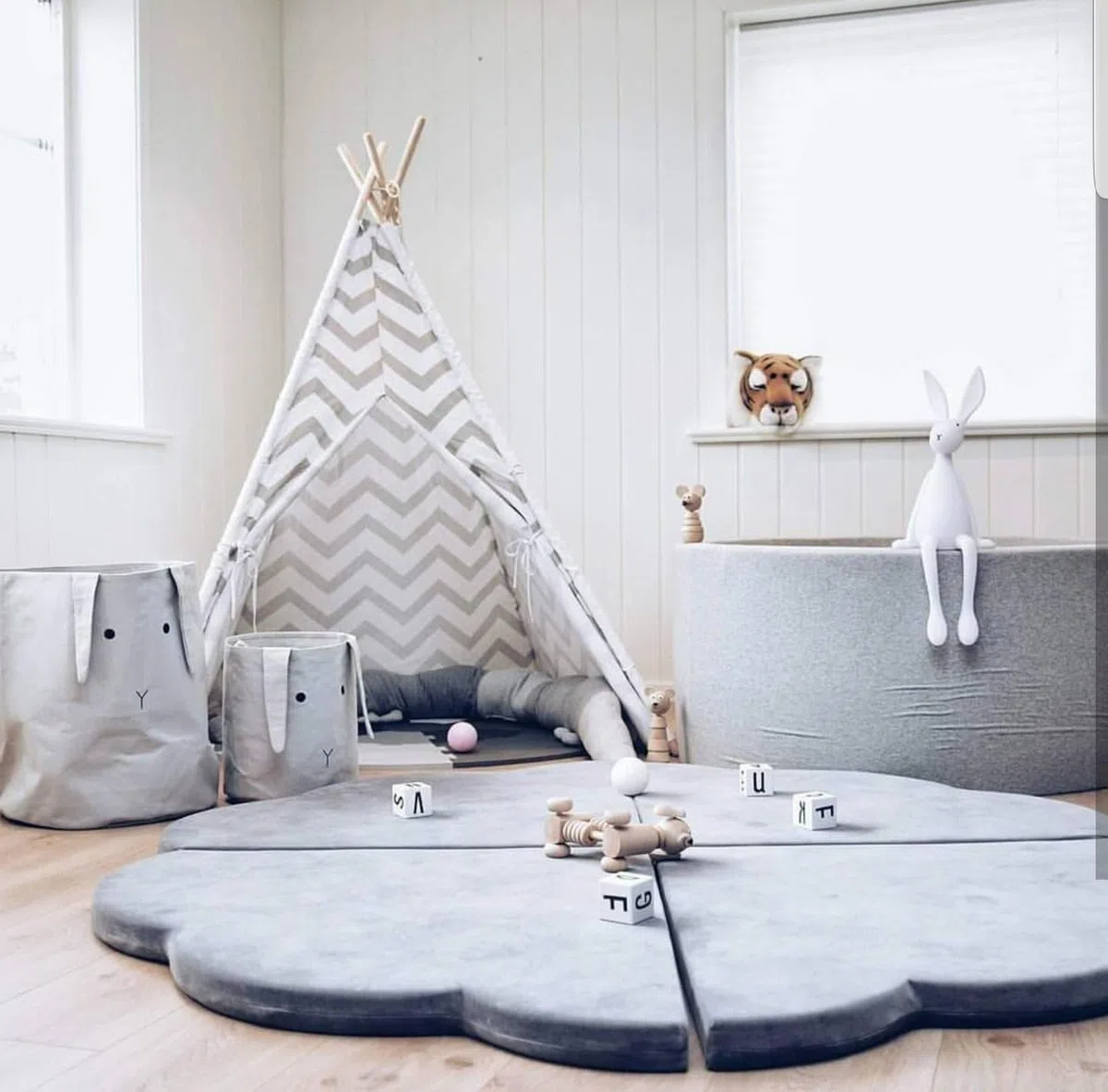 MISIOO Faltbare Krabbelmatte Baby 115x115x5 cm - Freundliche Baby Spielmatte für Kleinkinder - Hochwertige Weiche Spielmatte - Ideal für sicheres Krabbeln und Spielen - Perfekt für das Kinderzimmer