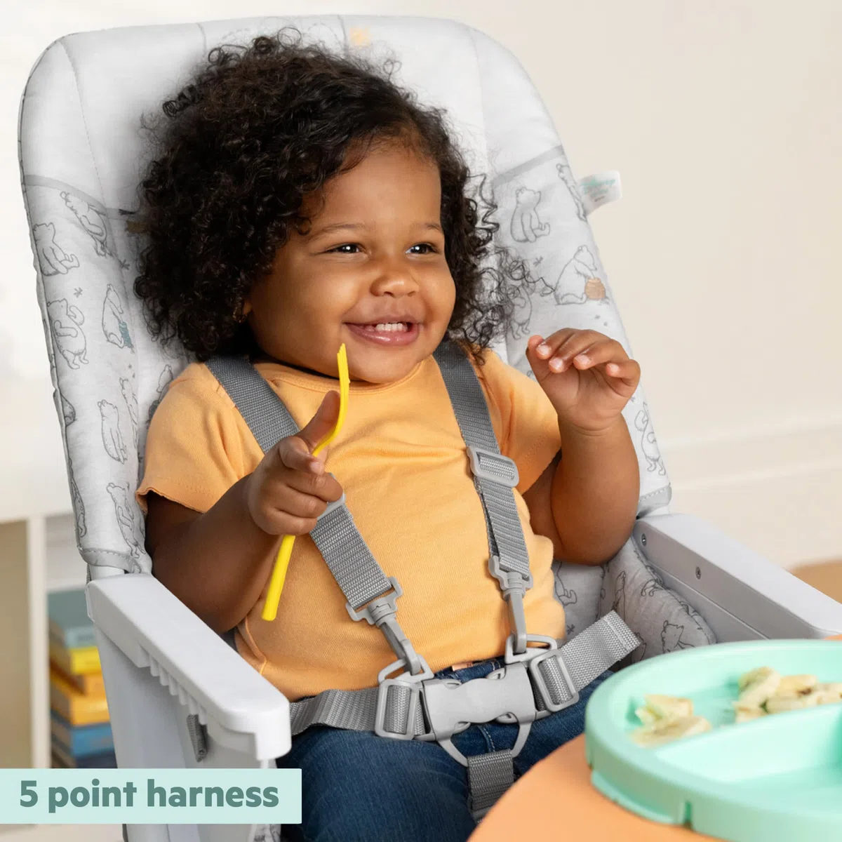 Bright Starts Disney Winnie Puuh handlicher, zusammenklappbarer Hochstuhl, lebensmittelechter Teller, 5-Punkt-Gurt, für Kinder ab 6 Monaten, Unisex - Classic Pals Motive