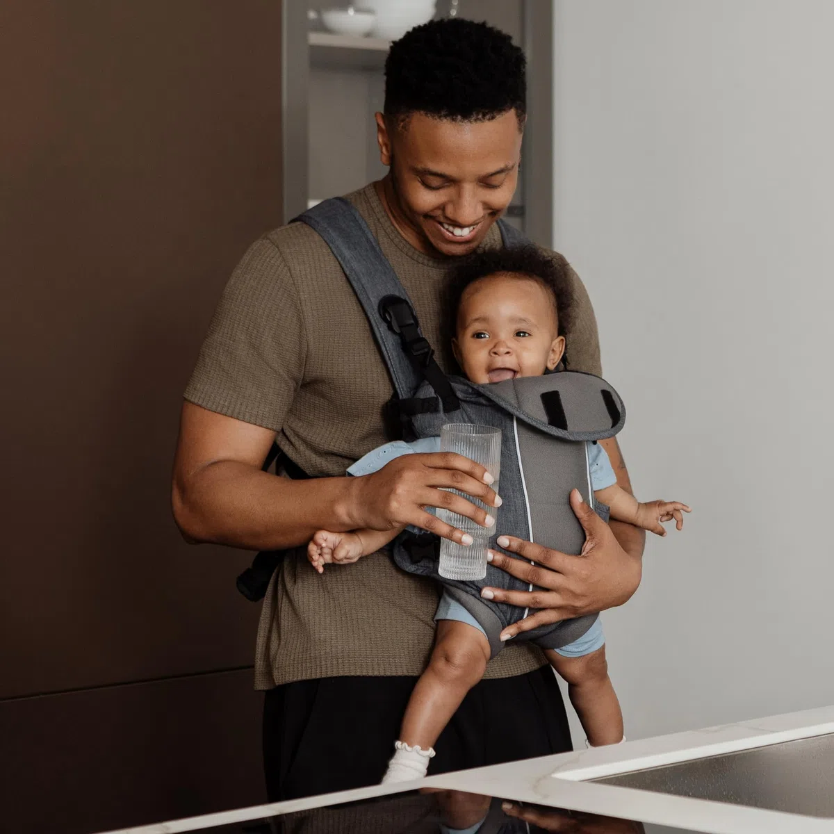 Nuby Babytrage für Neugeborene, ergonomisches Design, einfach verstellbar, leicht, ab der Geburt geeignet (dunkelgrau)