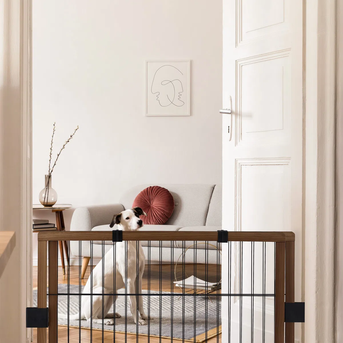 Relaxdays Absperrgitter, ausziehbares Türschutzgitter, ohne Bohren, mit Füßen, HxB: 71x107-172 cm, Hundegitter, braun