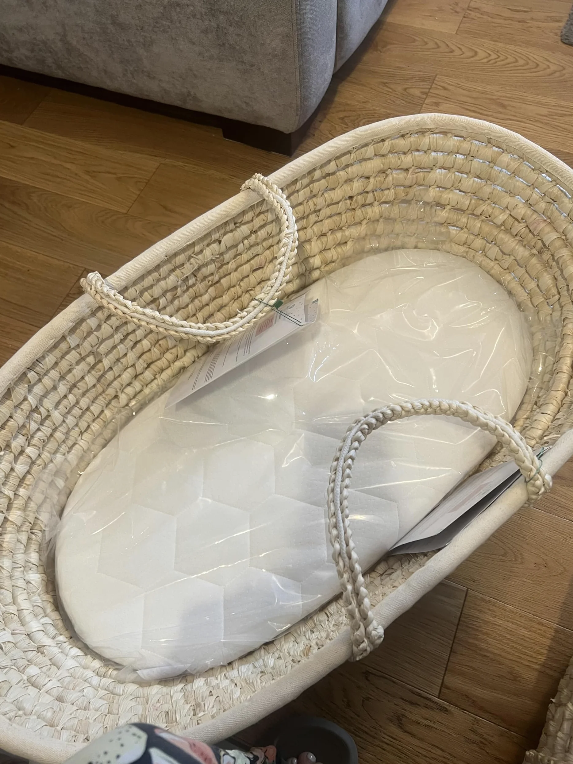 Baby Moseskorb mit Schaukelständer und dreilagiger Matratze - Baby Stubenwagen mit Holzständer - Moseskorb Bettwäsche - Handgemachter Baby-Schlafkorb - Babybett - Babyzimmer