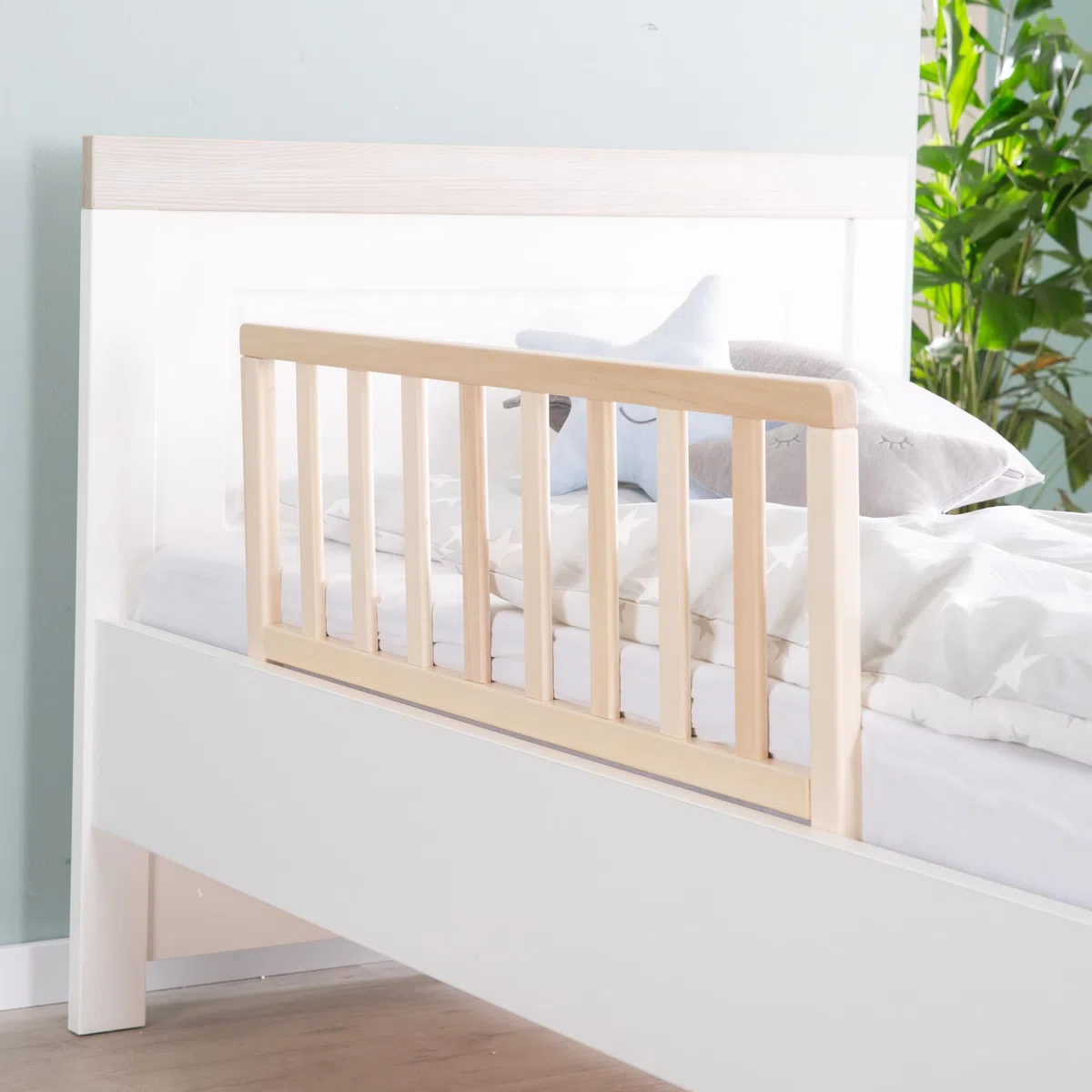 roba Bettschutzgitter 90 cm Länge aus Massivholz, sicherer Rausfallschutz für Babys und Kinder ab 18 Monaten, einfache Montage ohne Bohren, Höhe 38 cm, klappbar mit extra Sicherung, natur