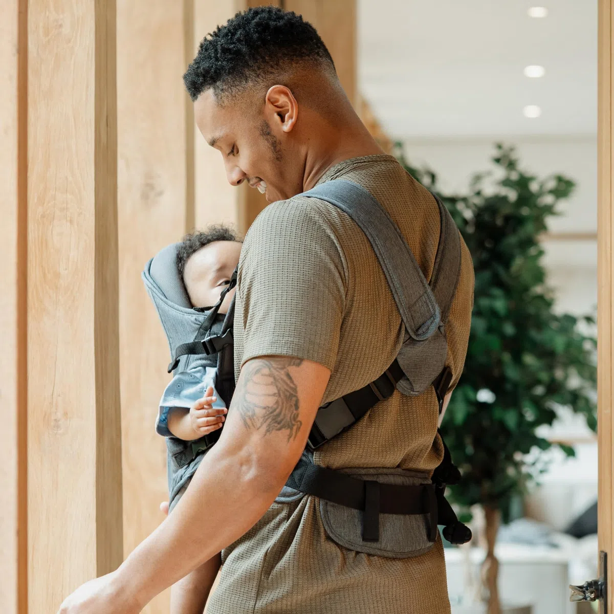 Nuby Babytrage für Neugeborene, ergonomisches Design, einfach verstellbar, leicht, ab der Geburt geeignet (dunkelgrau)