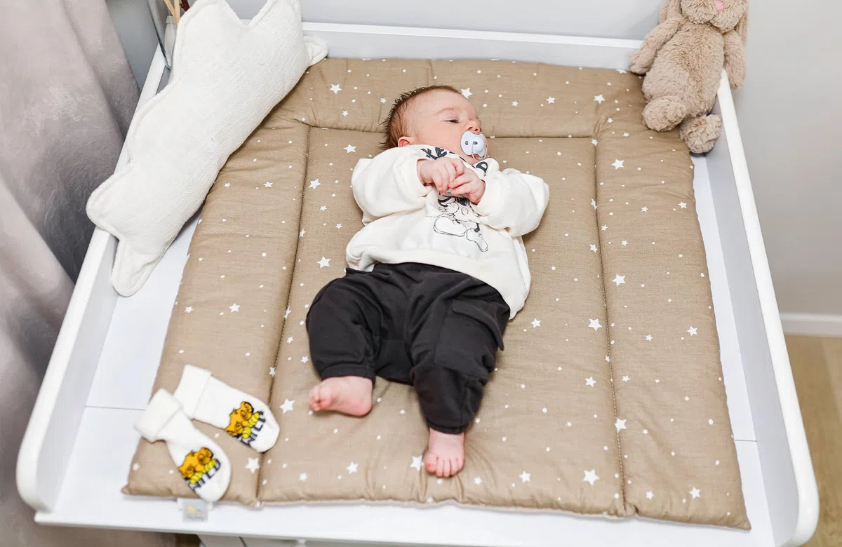 Wickelauflage Wickelunterlage aus Baumwolle 75x72 cm - Weich und waschbar Wickelunterlage für Babys Wickelmatte aus Stoff für Wickeltisch Wickelkommode Waschmaschine Oeko-Tex Beige mit Weiß Sternen