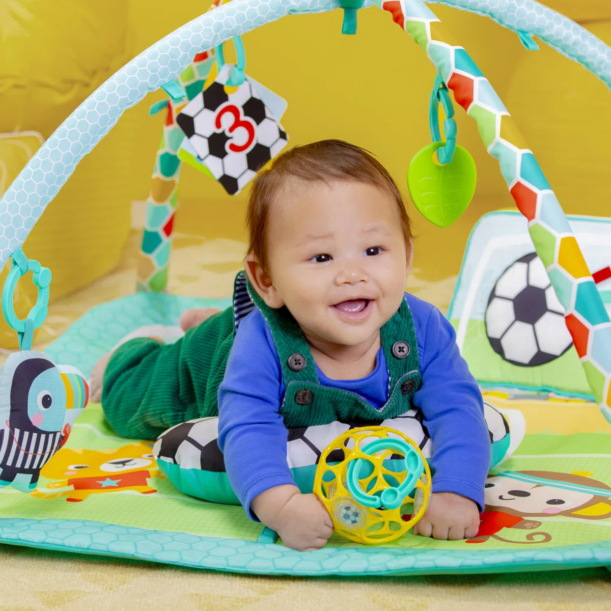 Bright Starts Greif- und Kick-Oball-Aktivitätsgym, Fußballthema, 4 Spielmodi, Bauchlage-Kissen, Licht & 30+ Melodien, Abnehmbarer Spielbogen, Waschbare Matte, Unisex, Ab Neugeborenen