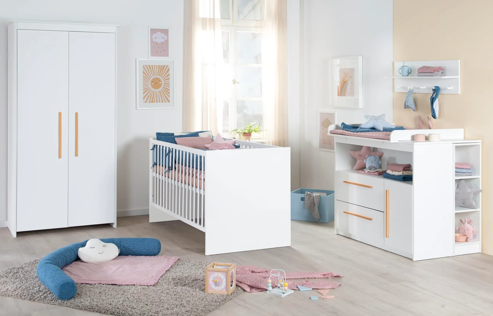 roba Kinderzimmer Set Lilo - Mitwachsendes Gitterbett 70 x 140 cm + Wickelkommode mit 2 Schubladen & 1 Tür + Kinderkleiderschrank 2-türig - Griffe aus Buche - Holz weiß lackiert