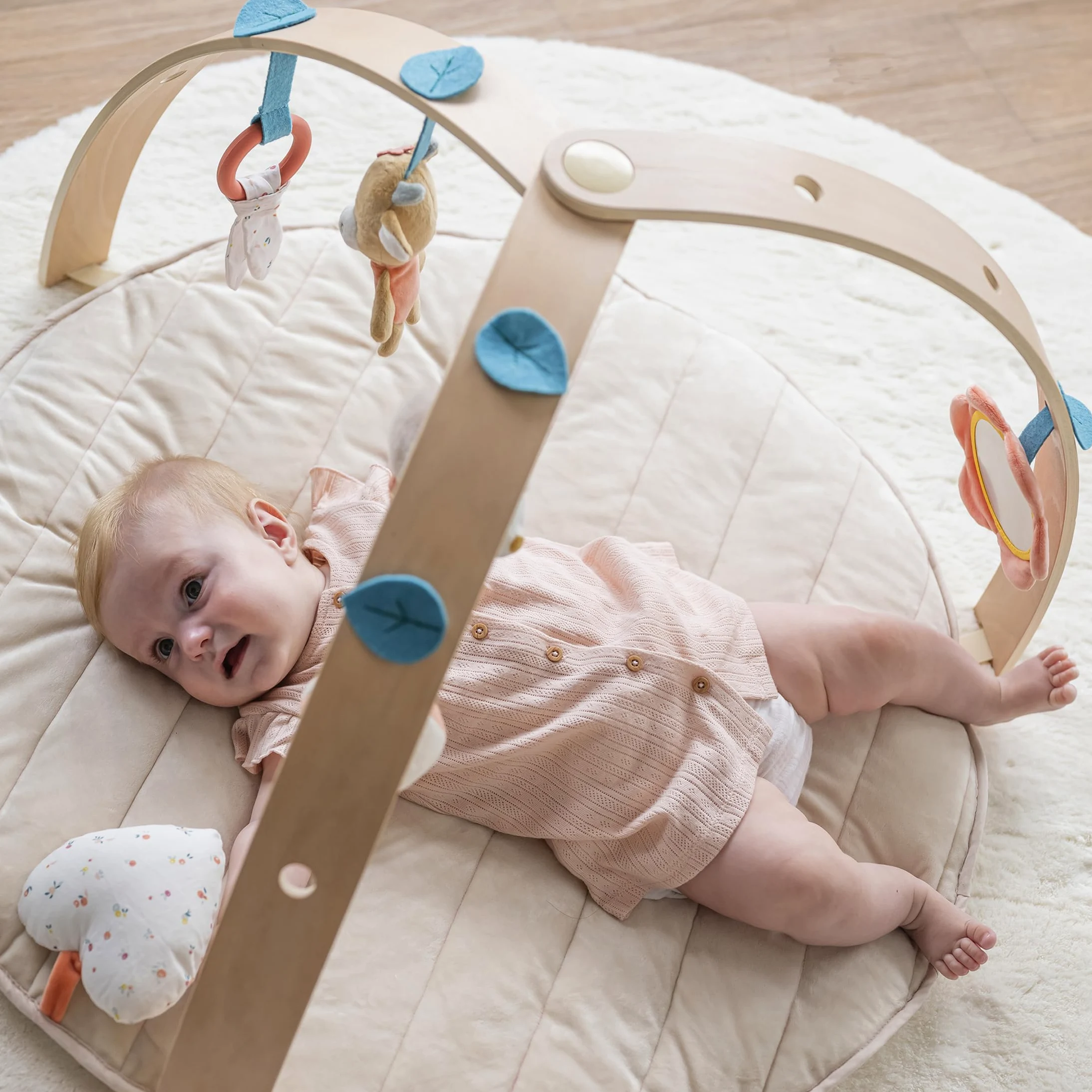 Nattou Krabbeldecke mit Holzbogen und verschiedenen Aktivitäten, Igel Zoë und Kuh Mila, Aus Baumwolle und Polyester, Ca. 80 cm, Mila, Zoë und Lana, Beige