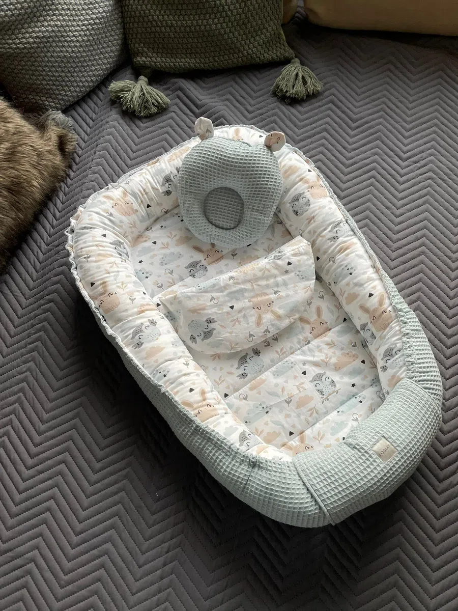 LOOLAY Minze WAFFELPIQUE/HASE Beige-Weiß Babynest Babyaustattung Neugeborene Baby Unterlage Reisebett Nestchen Solo/o. in Premium Geschenk Sets (Nestchen + MATRATZE (Ersatzboden) + Bärchen)