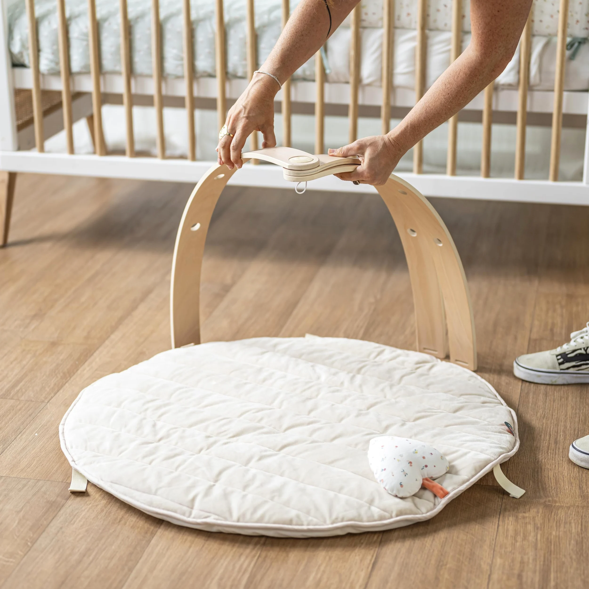 Nattou Krabbeldecke mit Holzbogen und verschiedenen Aktivitäten, Igel Zoë und Kuh Mila, Aus Baumwolle und Polyester, Ca. 80 cm, Mila, Zoë und Lana, Beige