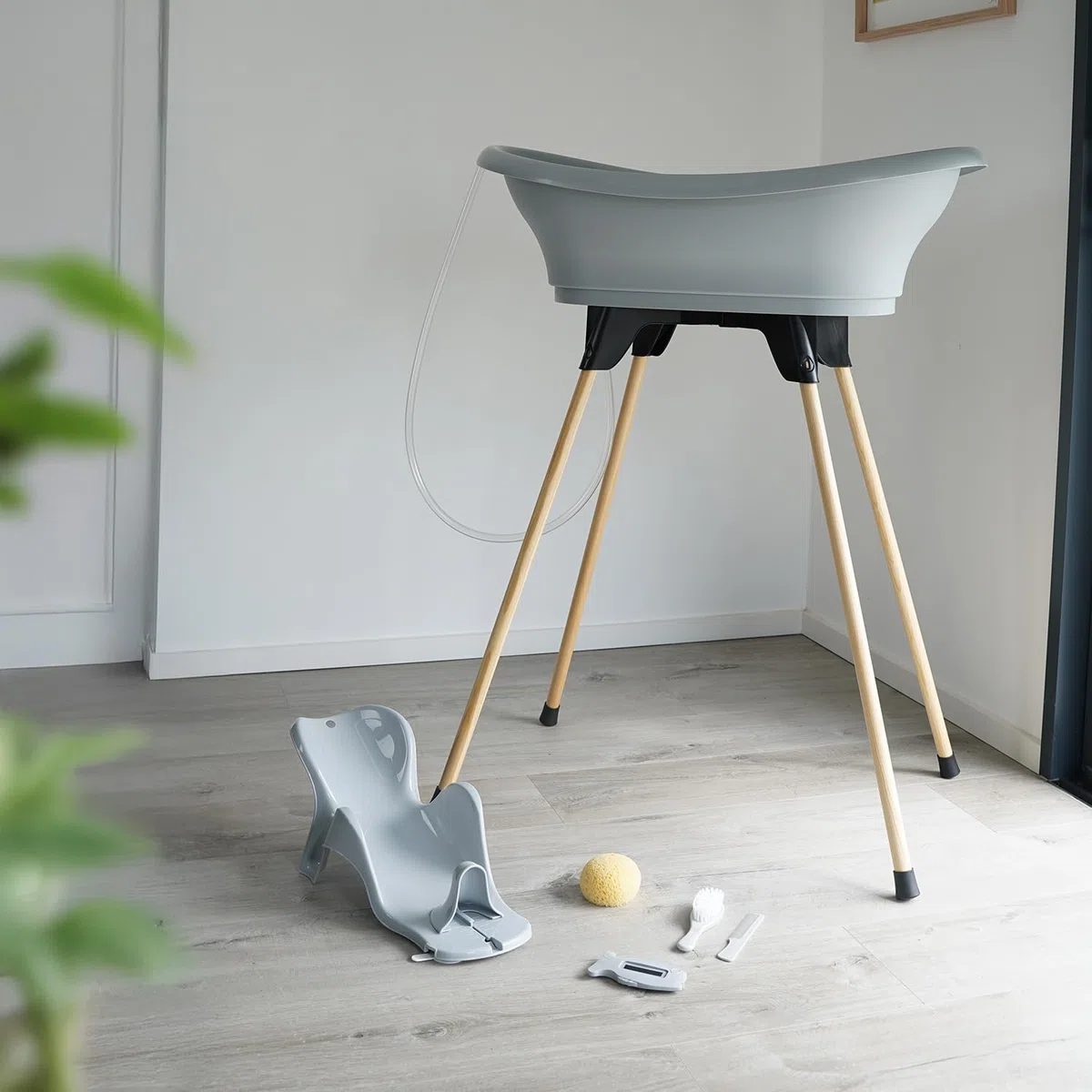 Thermobaby - VASCO 7-in-1-Babybadepaket - Badewanne, Holzfuß, Abflusschlauch, Badeliege, Thermometer -Bürste, Kamm, Schwamm - Zusammenklappbar & Stabil - Grau Charme