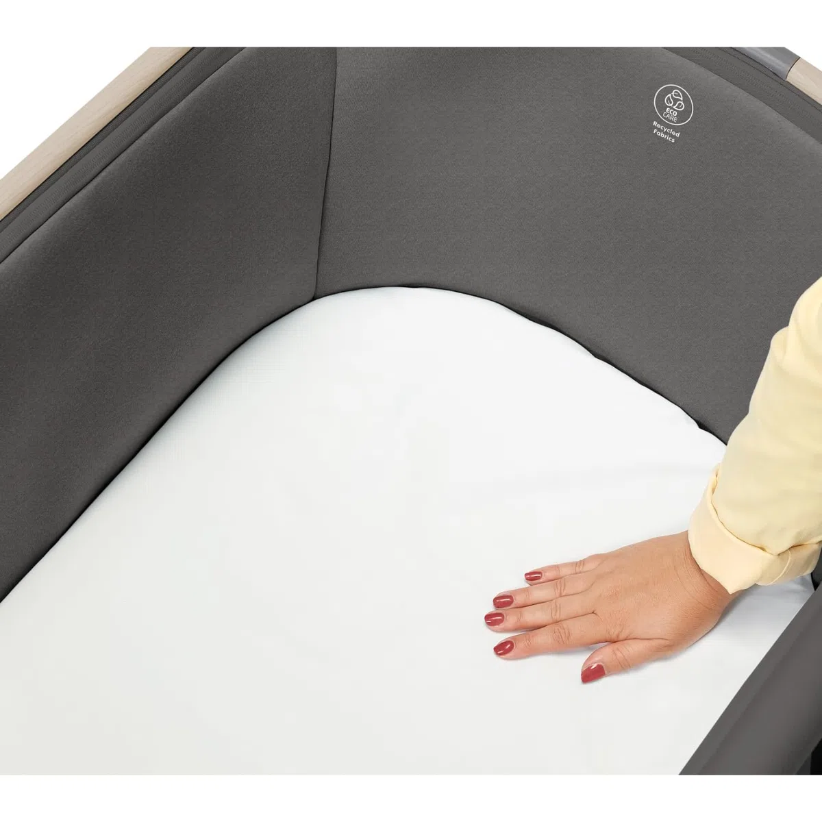 Maxi-Cosi Iora Beistellbett Baby, Faltbares Co-Sleeper, 0–6 Monate, max. 9 kg, 4 Neigungs- und 5 Höhenstufen, Leichtes Schieben, Bequeme Matratze, Großer Korb, Leicht zu Tragen, Beyond Graphite