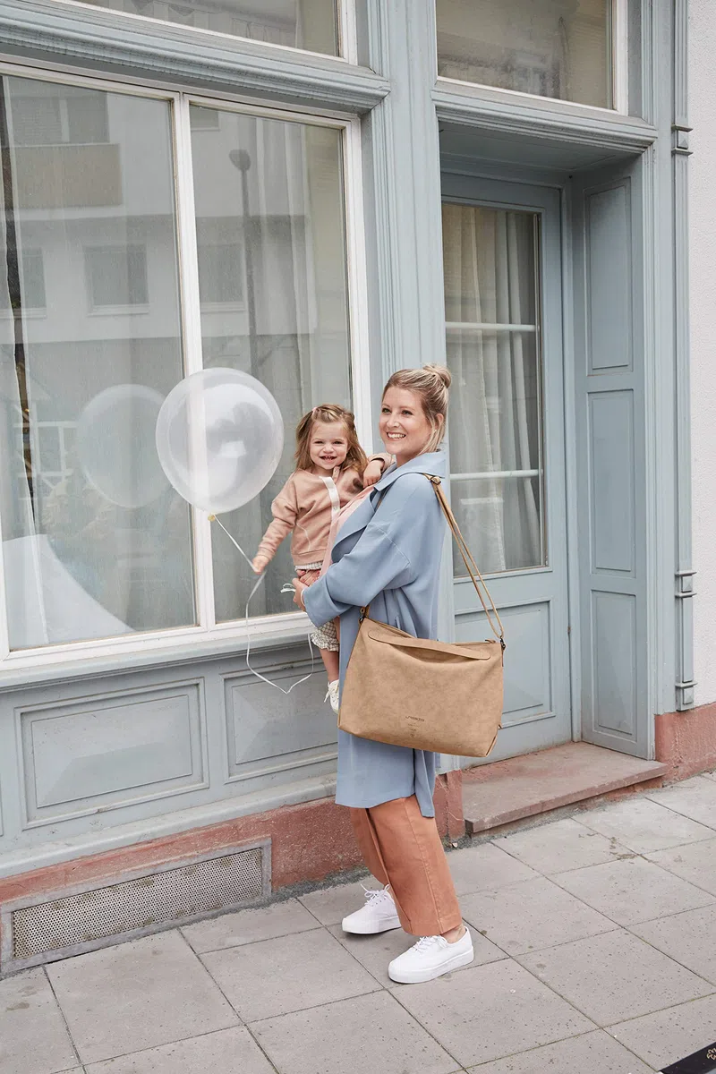 LÄSSIG Baby Wickeltasche Umhängetasche mit Zubehör veganes Leder/Tender Shoulder Bag camel