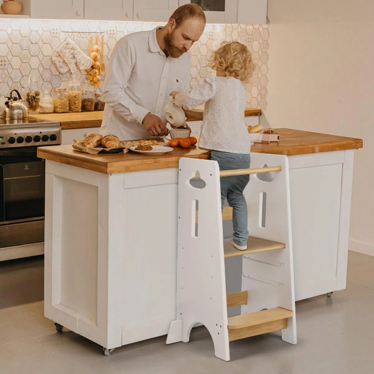 COSYLAND Lernturm ab 1 Jahr - Höhenverstellbarer Learning Tower für Kinder (3-stufig) - Montessori mit Kippschutz & Massivholz (Weiß und Holz)