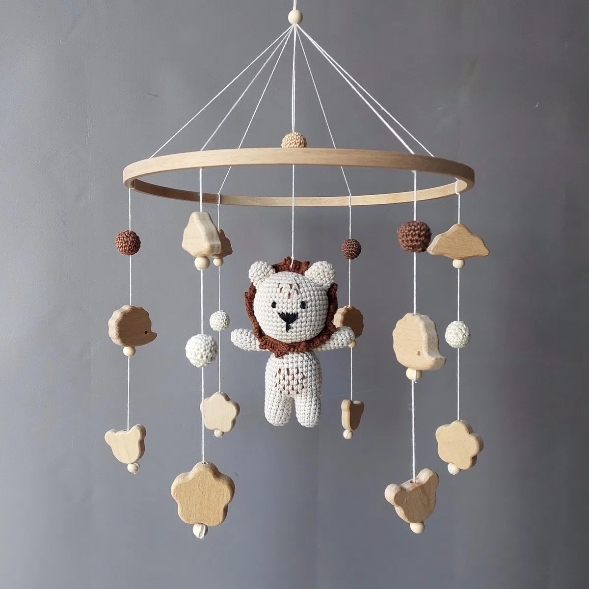 Handgemachtes Baby Mobile in Braun mit gehäkeltem Löwen – Kinderbett Mobile aus Holzperlen, Blättern & Baumwolle – Safari & Afrika Deko fürs Babyzimmer – Neugeborenen Geschenk