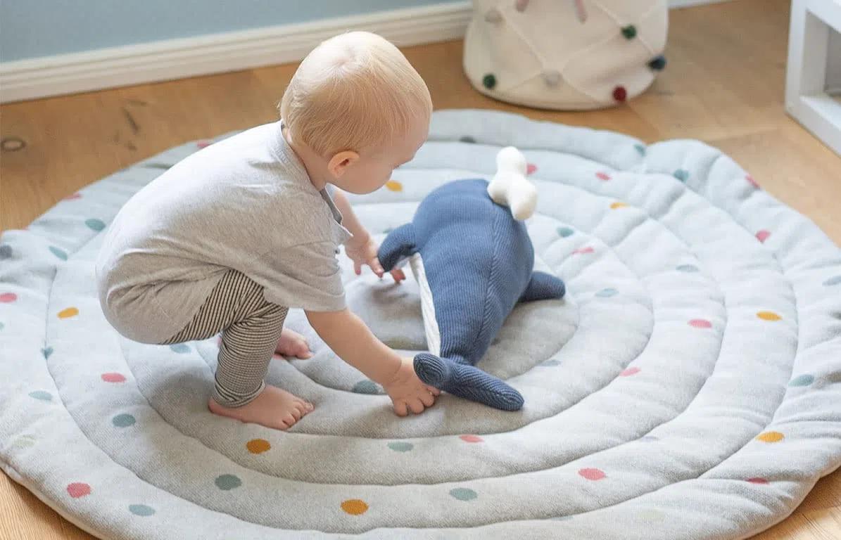 Kindsgut Krabbeldecke Baby rund 120 cm, Baumwolle, Punkte Grau | Gepolsterte Spieldecke 5 cm ab Geburt, OEKO-TEX, Krabbelmatte für Motorik und Bauchlage, waschbar, rollbar, Unisex