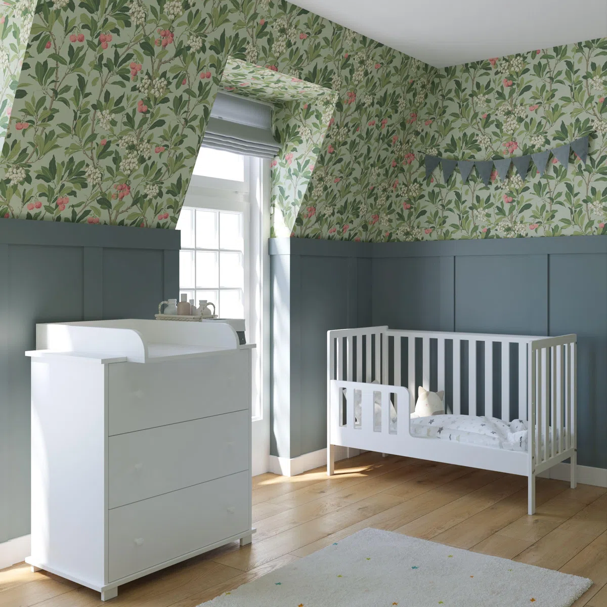 zee Bambi Weiß 2in1 Babybett Set 120x60 cm mit Schutzbarriere + Wickelkommode mit Wickeltisch Babyzimmer Möbel Set Kinderbett Umbaubar zum Juniorbett Baby Bed Robustes Gitterbett