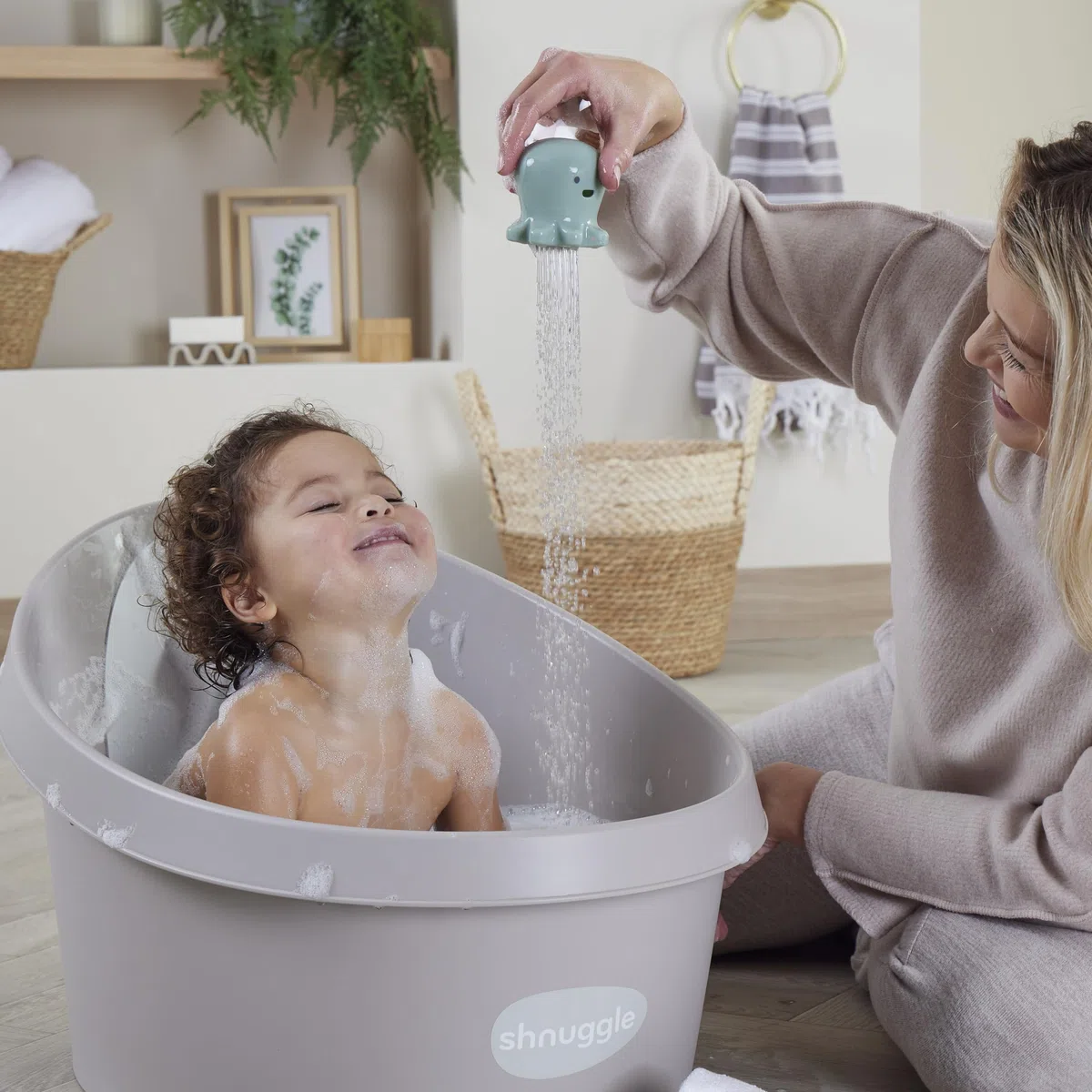Shnuggle Kleinkind-Badewanne | Größere Badewanne für größere Kinder beim Baden | inklusive warmer und weicher Schaumstoff-Rückenlehne | griffige Anti-Rutsch-Oberfläche | inklusive Easy Drain