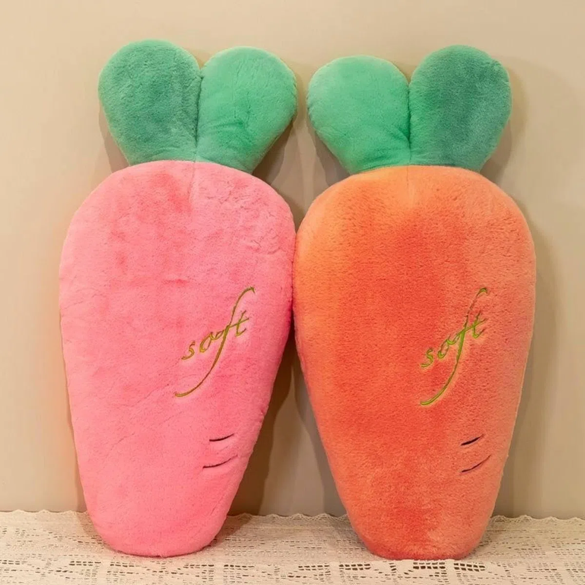 Gralara Karotten Plüschtier kreatives Design Möhren Schnuffelkissen Geschenkidee karottenförmiges Kissen für Kinderzimmer, Rosa, 90cm